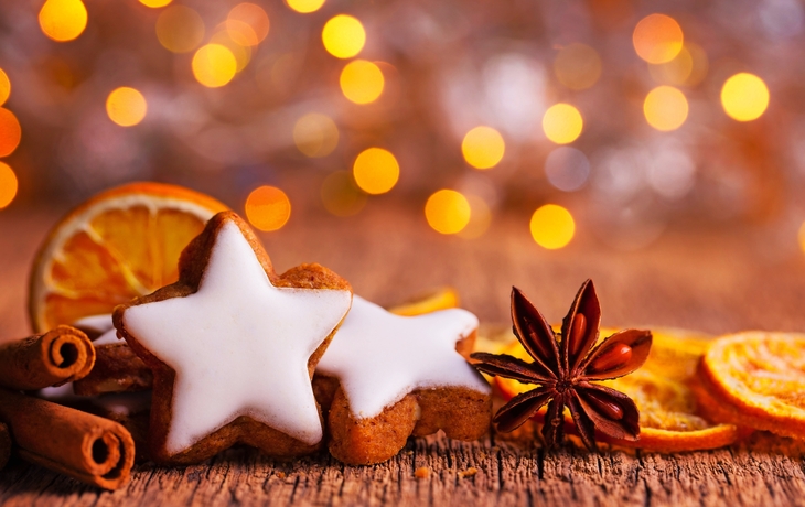 Weihnachtsplätzchen mit Zimtsternen, Sternanis und Orangenscheiben