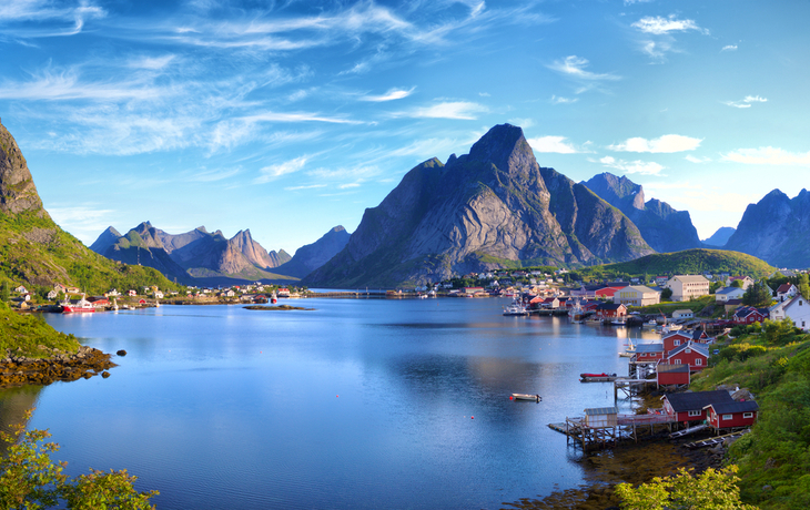 Panorama von Reine auf den Lofoten mit Bergen und Meer im Hintergrund.