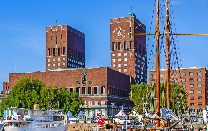 Hafen mit Booten und dem Rathaus in Oslo, Norwegen.