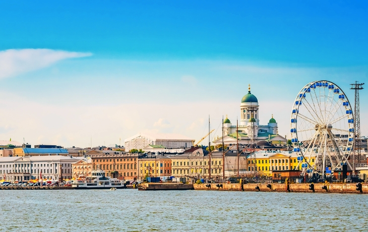 Helsinki Hafen mit Kathedrale und Riesenrad im Hintergrund