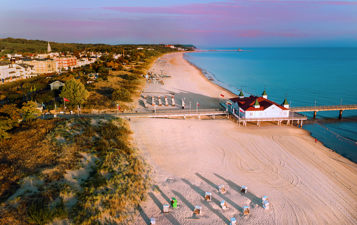 Luftbild von Ahlbeck mit Seebrücke und Strand an der Ostseeküste