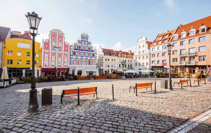 Häuserfassaden am Marktplatz von Stettin, Polen bei Sonnenschein.