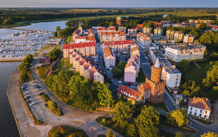 Luftaufnahme von Kamień Pomorski mit historischer Architektur und Wasserblick
