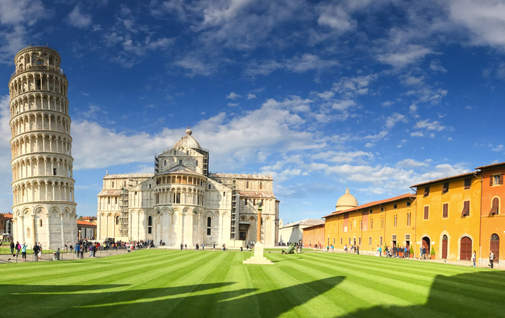 Schiefer Turm und Dom Santa Maria Assunta auf der Piazza dei Miracoli in Pisa, Italien