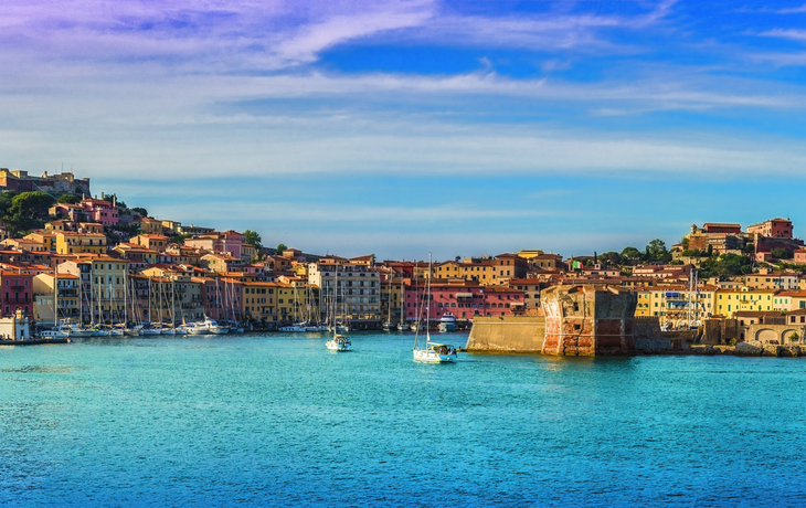 Blick auf die Altstadt und den Hafen von Portoferraio auf der Insel Elba, Italien.