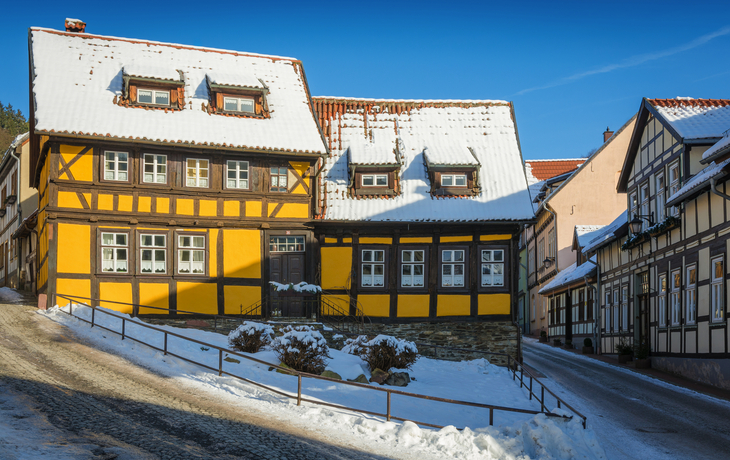 Verschneite Fachwerkhäuser in Stolberg, Deutschland im Winter.