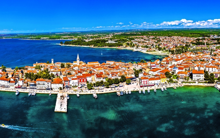 Luftaufnahme der Küstenstadt Porec, Kroatien mit Meer und Hafen im Hintergrund.