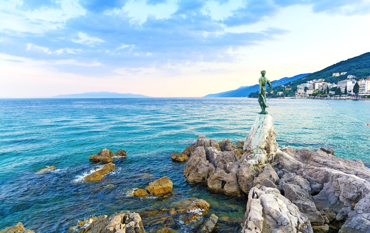 Statue an der Küste von Opatija, Kroatien, bei romantischem Abendlicht.