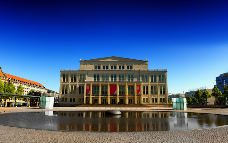 Opernhaus Leipzig am Augustusplatz mit Brunnen im Vordergrund.