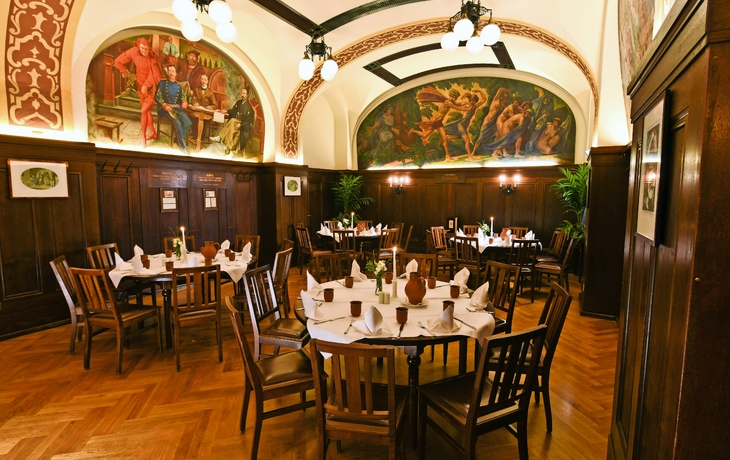 Historischer Speiseraum in Auerbachs Keller in Leipzig mit Gewölbedecke.