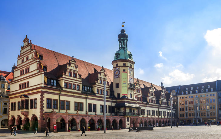 Altes Rathaus in Leipzig auf dem Naschmarkt bei klarem Himmel.