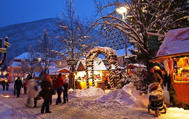 Verschneiter Weihnachtsmarkt in Suhl, Thüringen bei Nacht.
