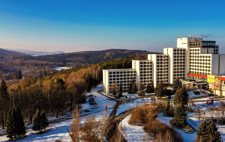 Hotel von Außen im Winter mit schneebedecktem Gelände