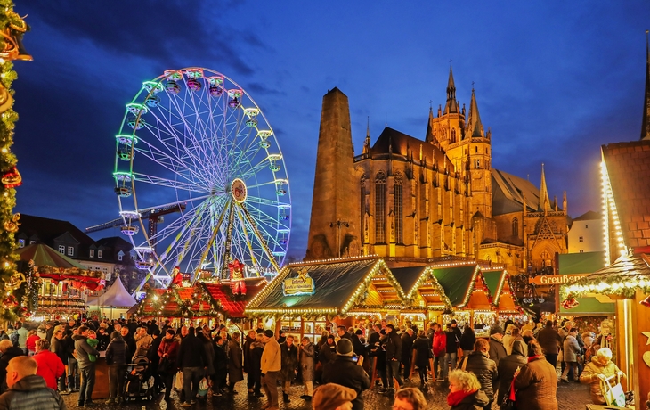 Erfurter Weihnachtsmarkt mit Riesenrad, Mariendom und Severikirche bei Abenddämmerung.