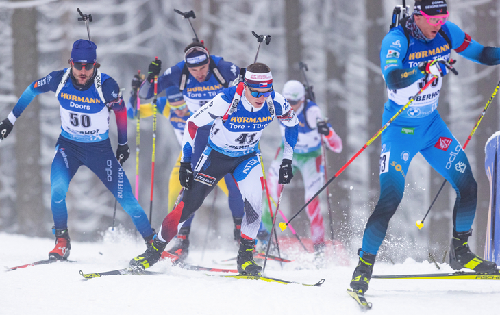 Biathleten beim Rennen im Schnee während des Weltcups in Oberhof.