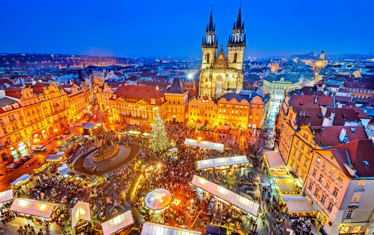 Weihnachtsmarkt auf dem Altstädter Ring in Prag bei Nacht mit Teynkirche.
