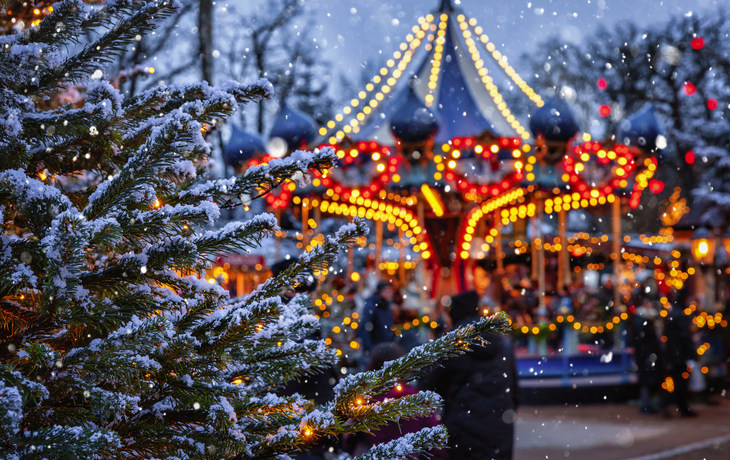 Beleuchtetes Karussell im Tivoli zur Weihnachtszeit in Kopenhagen, Dänemark.