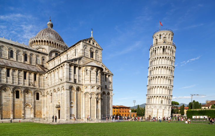 Schiefer Turm von Pisa neben dem Dom in Pisa bei Tageslicht.
