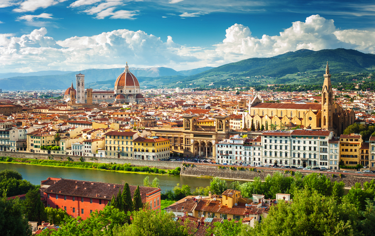 Blick auf Florenz vom Piazzale Michelangelo mit der Kuppel des Doms und der Stadtansicht.