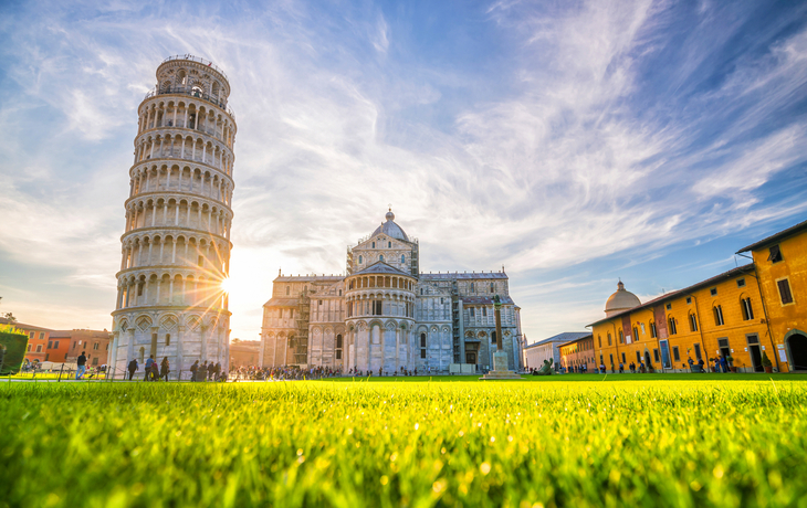 Schiefer Turm und Dom Santa Maria Assunta auf der Piazza dei Miracoli in Pisa, Italien
