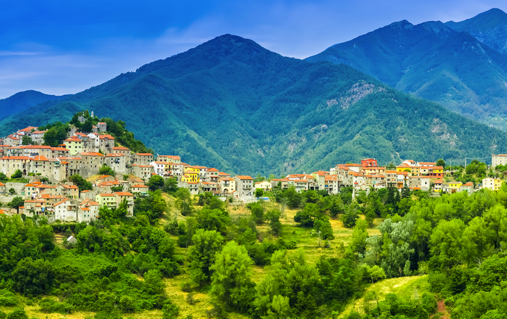 Dorf Montefegatesi in den Bergen der Toskana, Italien, umgeben von grüner Natur.