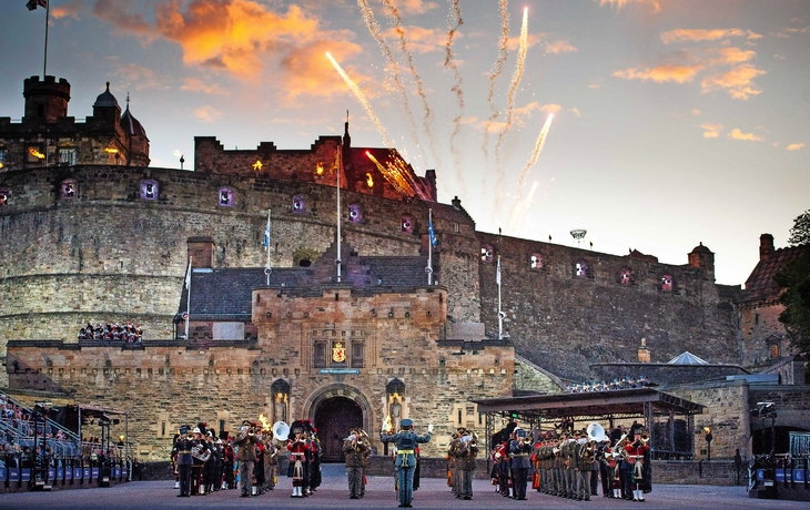 Musikkapelle auf der Esplanade vor Edinburgh Castle beim Military Tattoo Festival.