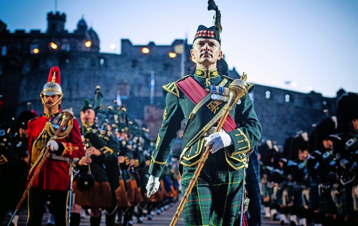 Einmarsch der Militärkapelle beim Edinburgh Military Tattoo vor dem Schloss.