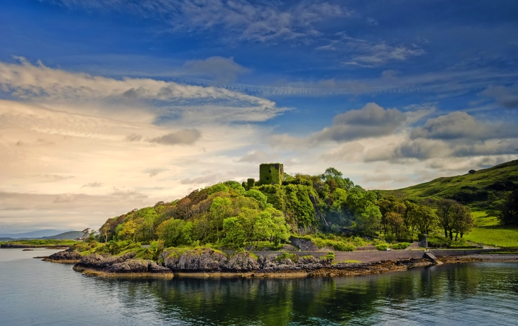 Schloss Dunollie auf einem Hügel an der schottischen Küste bei Oban.