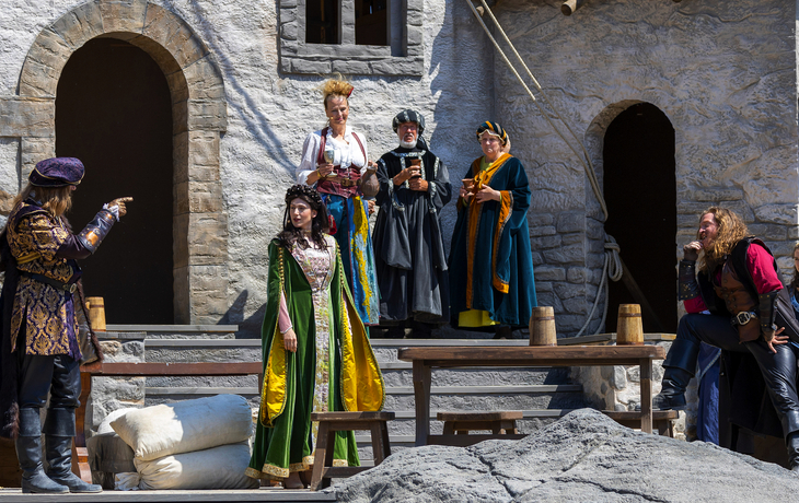 Schauspieler in historischen Kostümen auf der Freilichtbühne bei den Störtebeker Festspielen.