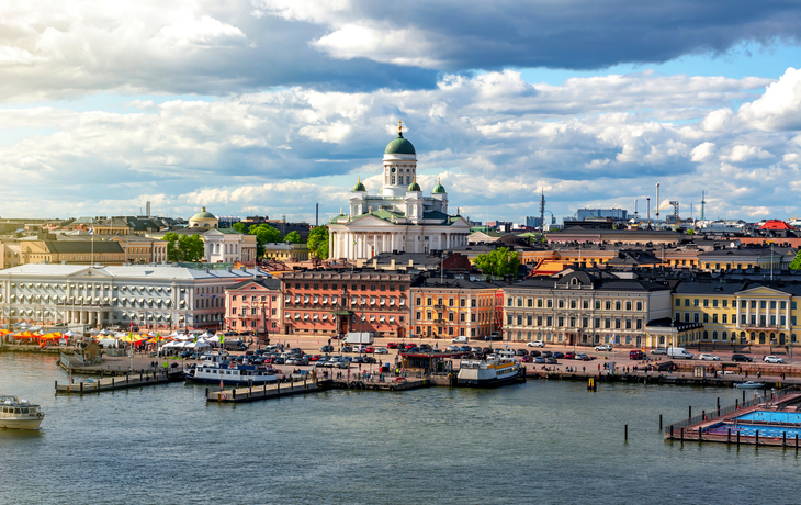 Panorama von Helsinki mit Kathedrale und Hafen im Sommer.