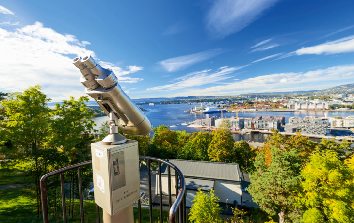 Blick über den Oslofjord mit Hafen und Gebäuden in Oslo, Norwegen.