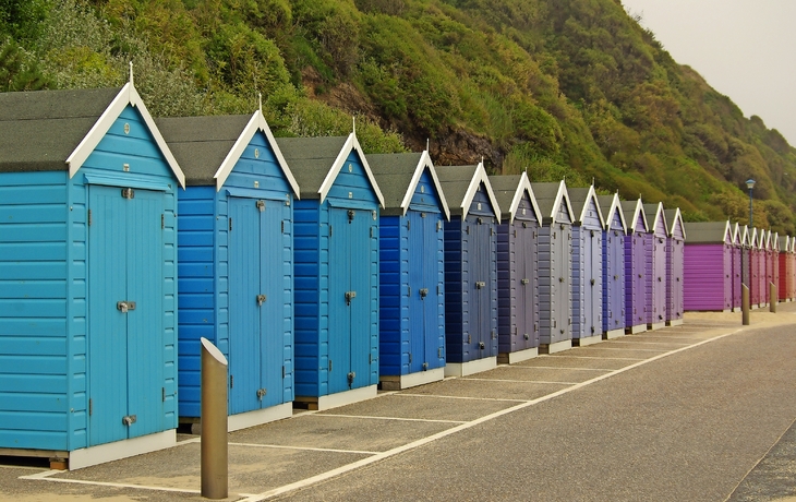 Bunte Strandhütten am Strand von Bournemouth, Dorset, Großbritannien.
