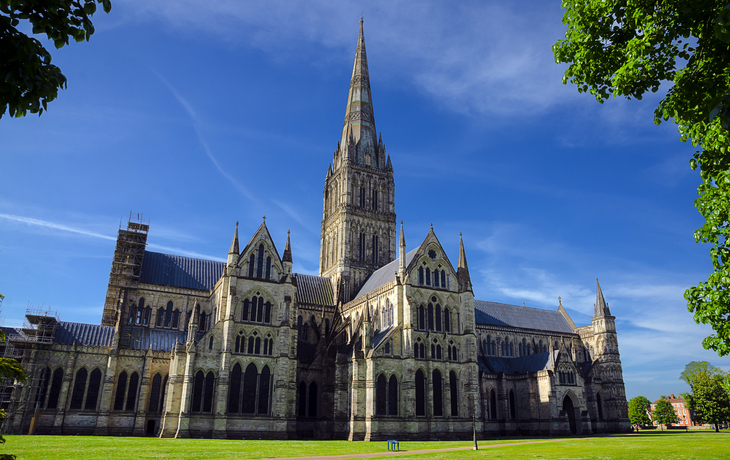 Kathedrale von Salisbury in Wiltshire, England, bei klarem Himmel.