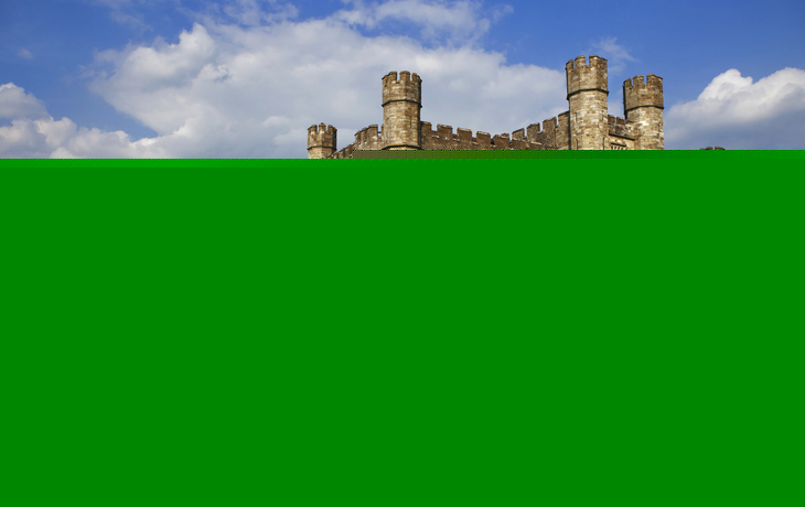 Majestätisches Leeds Castle in Kent, umgeben von Wassergraben und Garten.