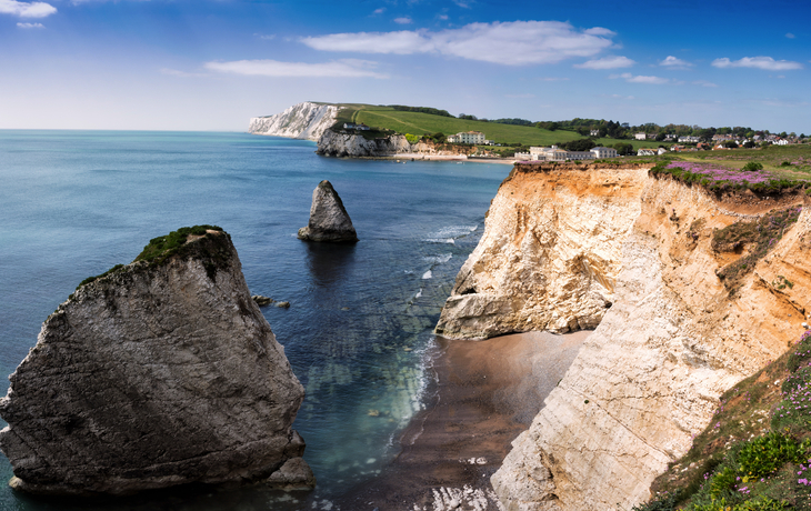 Klippen und Strand der Süßwasserbucht auf der Isle of Wight im Ärmelkanal.