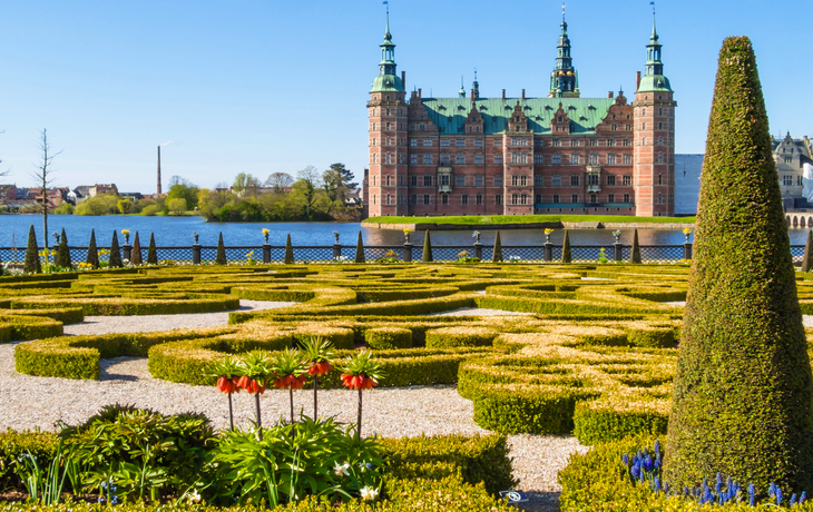 Schloss Frederiksborg in Hillerød, umgeben von Park und See.