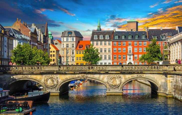 Kopenhagener Stadtansicht mit Brücke bei Dämmerung