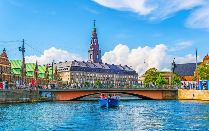Schlosskirche Christiansborg und Kanal in Kopenhagen bei Sonnenschein