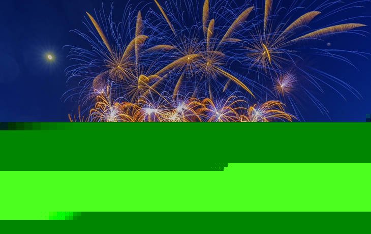 Feuerwerk über den Herrenhäuser Gärten in Hannover bei Nacht.