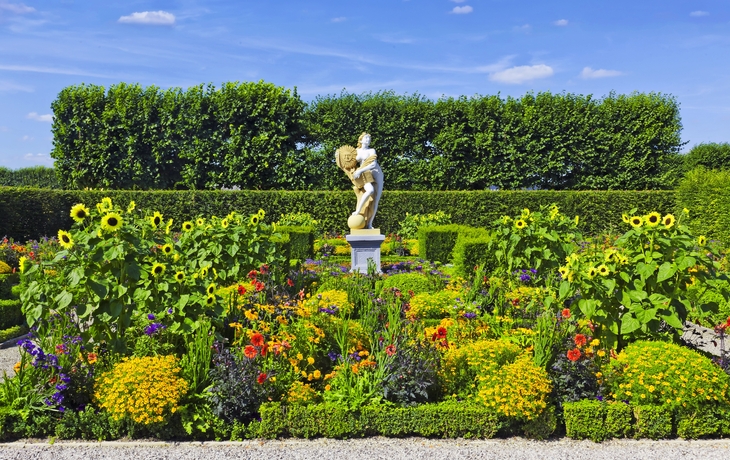 Blumenbeet mit Statue im Großen Garten, Herrenhäuser Gärten, Hannover