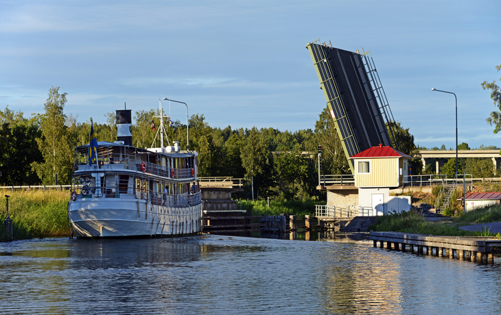 Ausflugsdampfer vor Schleuse am Göta-Kanal in Schweden