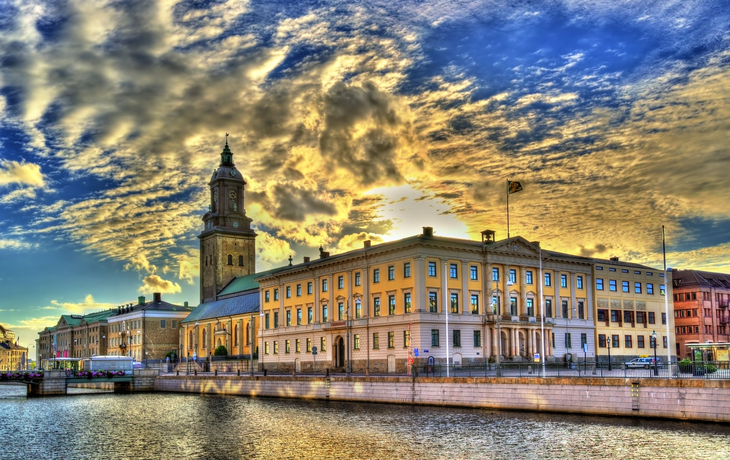 Göteborger Rathaus und Deutsche Kirche am Fluss Göta älv bei Sonnenuntergang