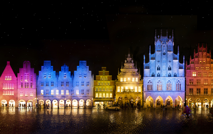 Beleuchtete Gebäude am Prinzipalmarkt Münster bei Nacht im Winter.