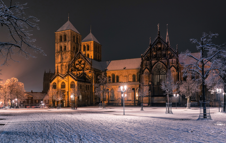 St.-Paulus-Dom in Münster bei Nacht mit Schnee bedeckt im Winter gesehen vom Domplatz.