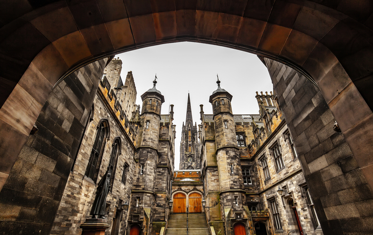 Mittelalterliche Architektur in Edinburghs Altstadt, Schottland.