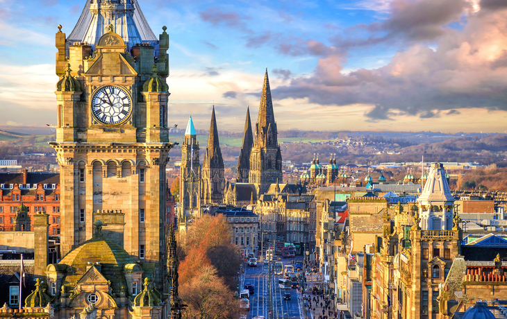 Blick auf Edinburgh mit historischem Uhrturm und mittelalterlicher Architektur in Schottland.