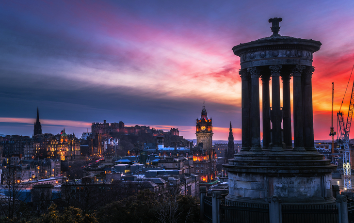 Skyline von Edinburgh bei Sonnenuntergang, Blick von Carlton Hill auf die Altstadt.