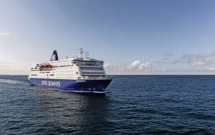 DFDS Fähre auf See bei klarer Wetterlage