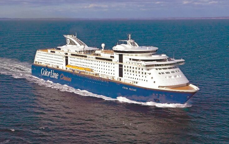 Ein großes Schiff der Color Line auf dem offenen Meer.