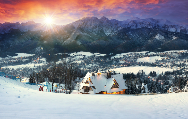 Winterpanorama von Zakopane im Tatra-Nationalpark mit verschneiten Bergen.